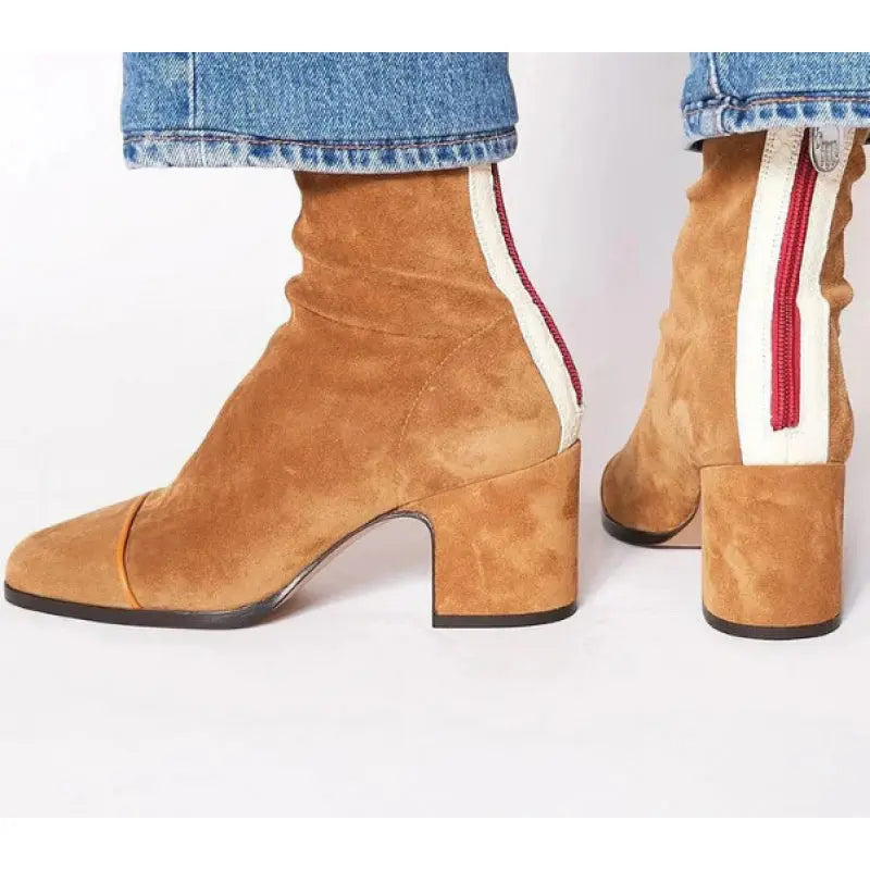 Fashionable black ankle boots with a mid-height block heel, blending comfort and style effortlessly.