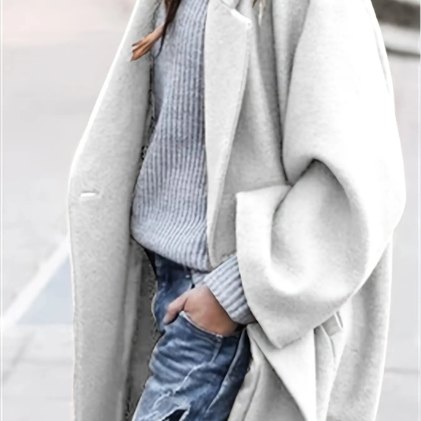 Fashionable winter coat with a soft collar, adding sophistication to any outfit.