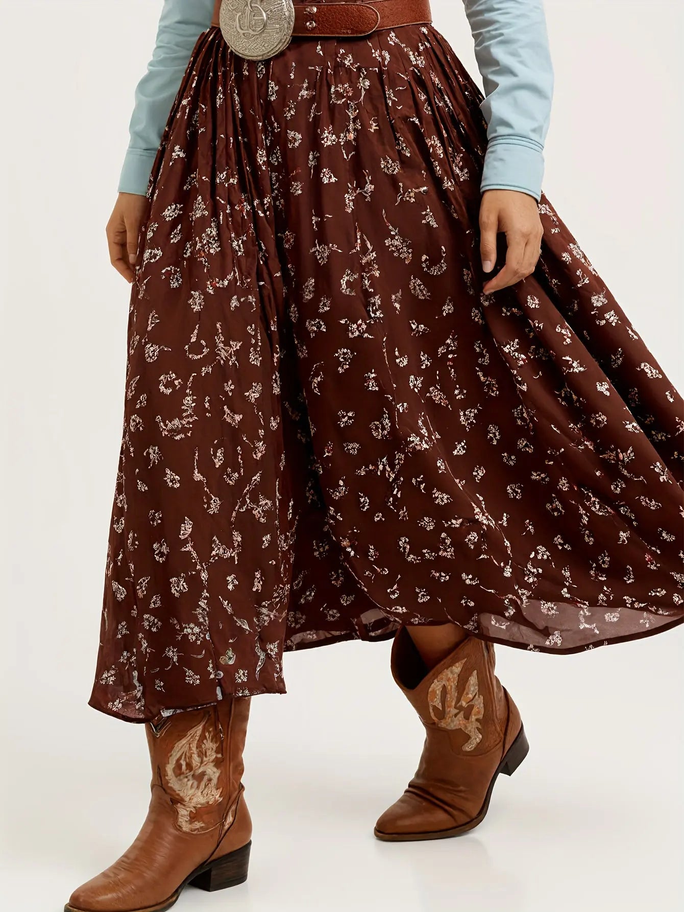Floral denim skirt in high-waist design, featuring a delicate floral print for a vintage-inspired look.