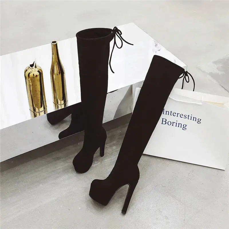 Elegant black platform boots with a plush interior for comfort and style.
