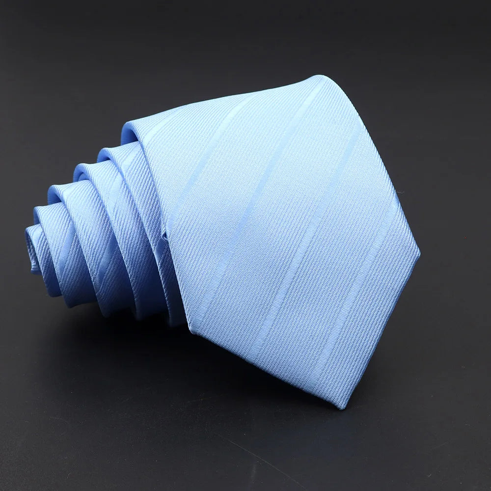 Refined narrow necktie in timeless stripe with premium jacquard texture