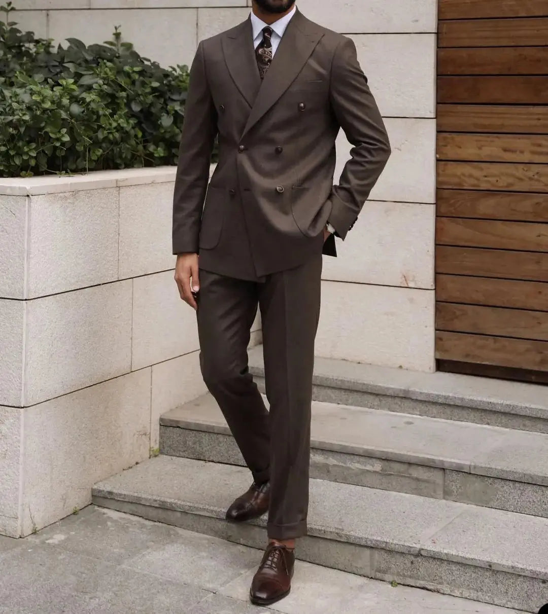 Detail of the suit's fabric, highlighting breathability and comfort for year-round wear.