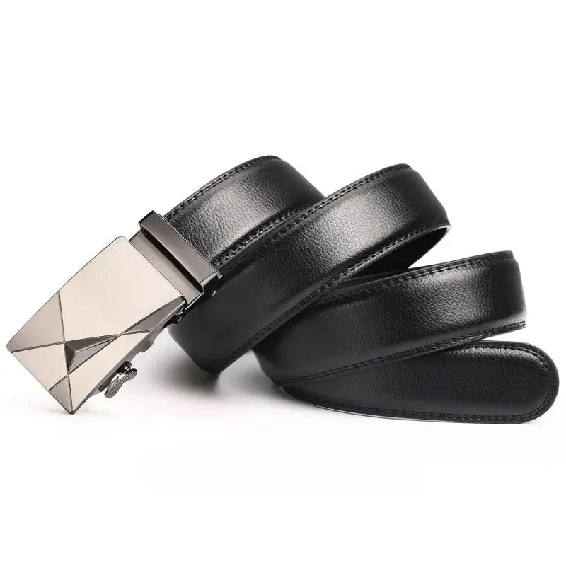 Elegant automatic buckle adds sophistication to the men's belt.
