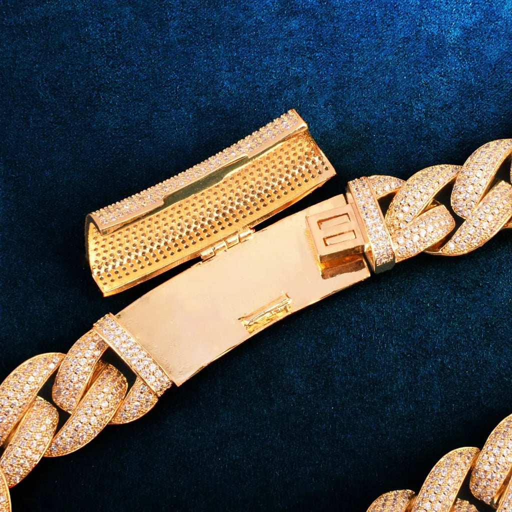Model wearing the gold luxe Cuban chain, highlighting its bold fashion statement.