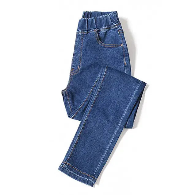 Detail shot of the high-stretch fabric in Curvy Comfort Denim, ensuring freedom of movement.