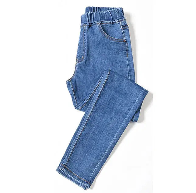 Curvy Comfort Denim in black, versatile for any season and styling options.
