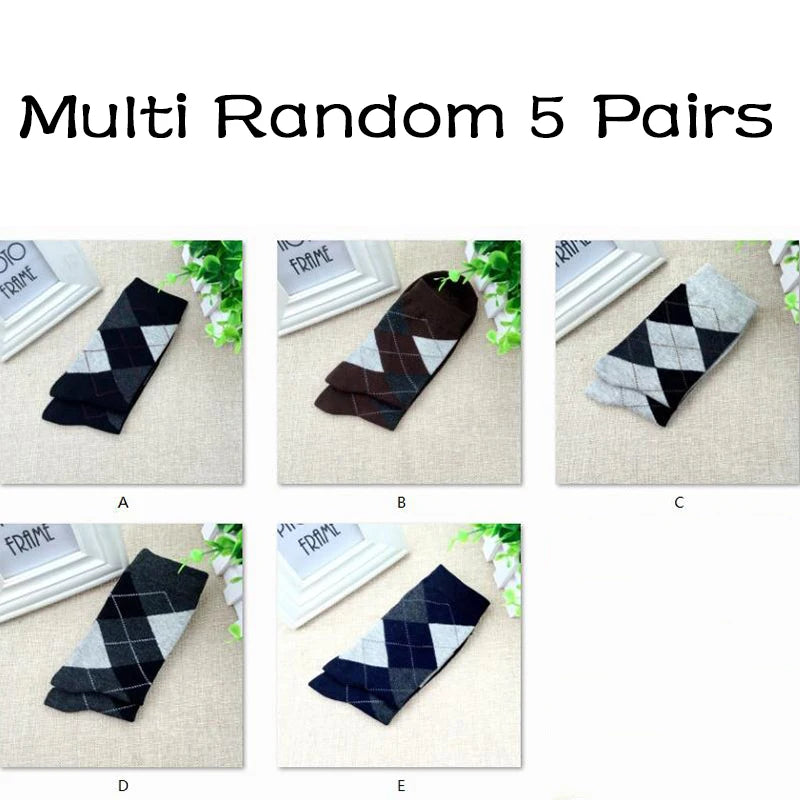 Patterned men's socks in burgundy, combining style and comfort.