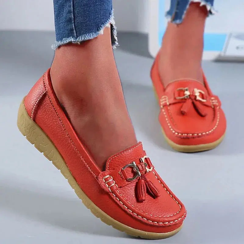 Versatile women's sneakers in white, matching any casual look.