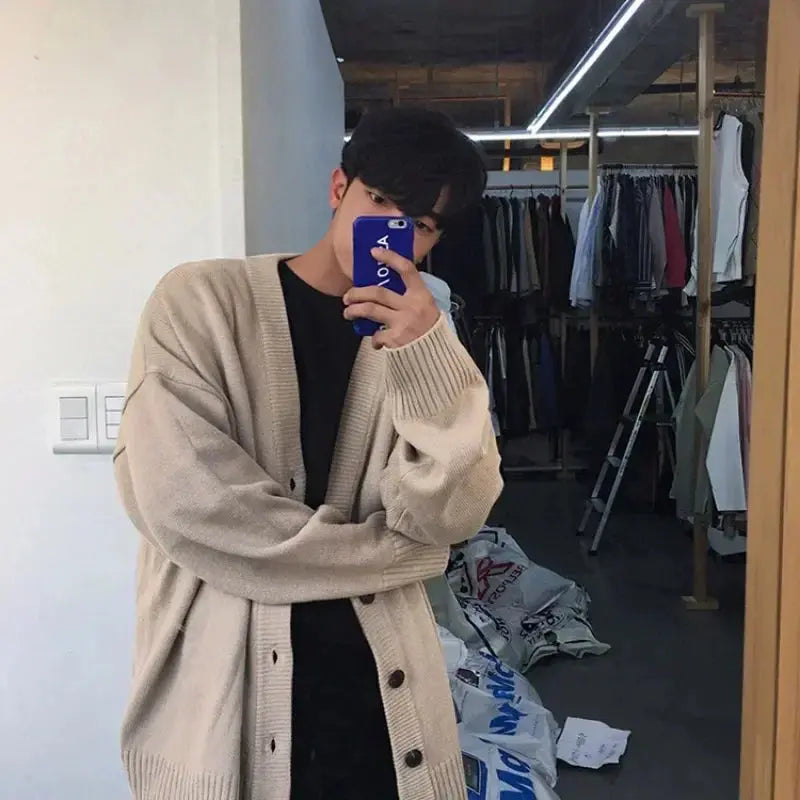 Stylish single-breasted white cardigan perfect for autumn and winter wear.