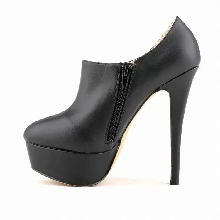 Versatile black pumps perfect for both casual and formal occasions.