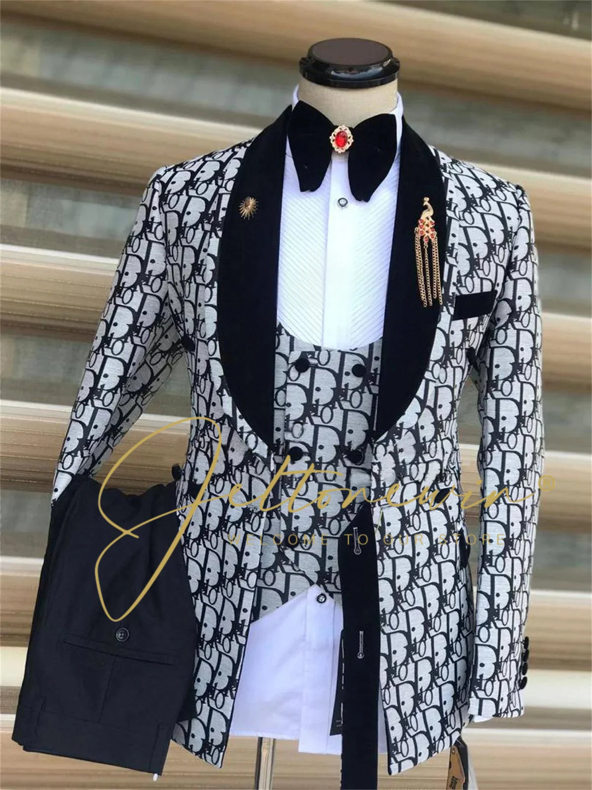 Versatile tuxedo set suitable for galas and parties.