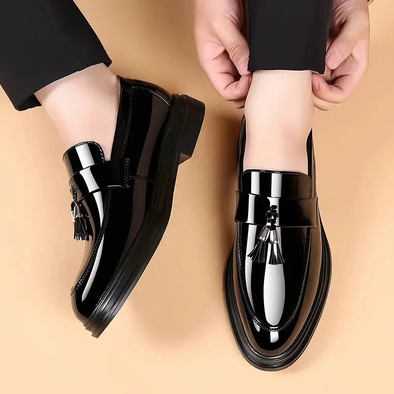 Men's slip-on brogues with round toe, ideal for boardroom meetings and wedding celebrations.