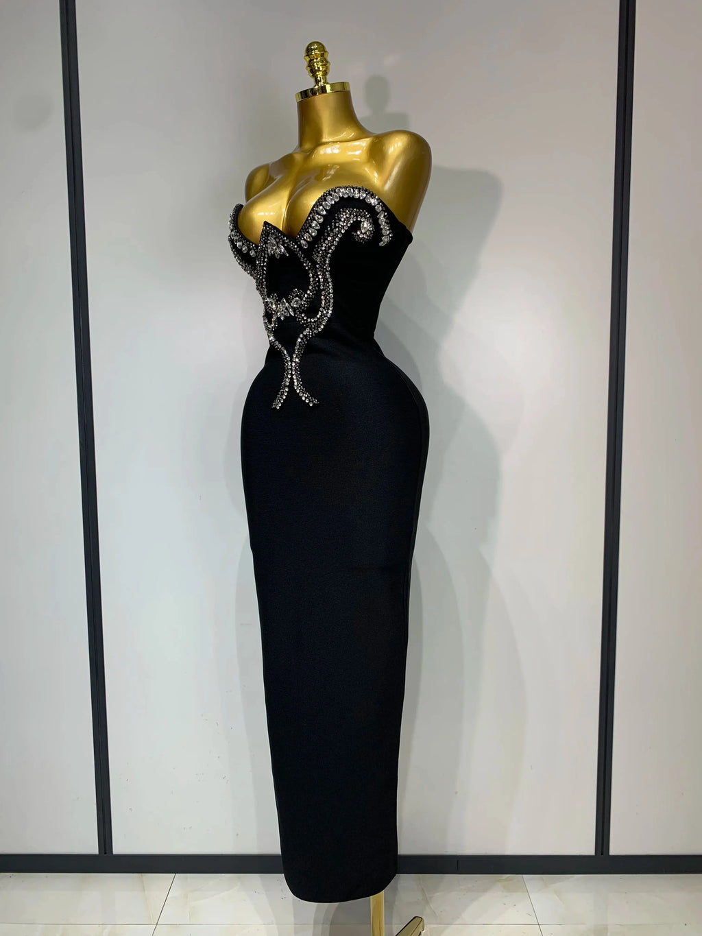 Elegant ankle-length gown with a high-stretch fit, perfect for evening events.