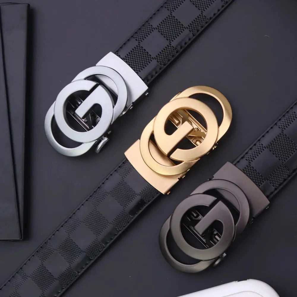 Close-up of the luxurious split leather texture of the belt.