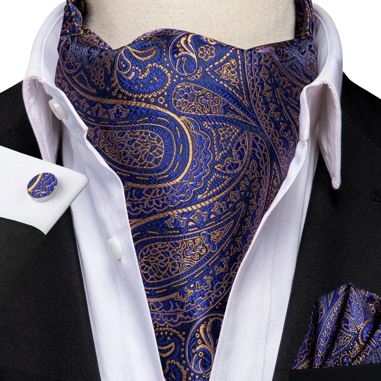 Sophisticated ascot in silk blend, perfect for any formal occasion.