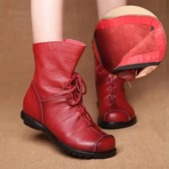 Plush lined winter boots in a fashionable design, ensuring warmth without bulk.