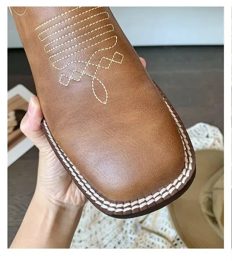 Women's cowboy boots in brown leather with decorative embroidery and roomy toe box