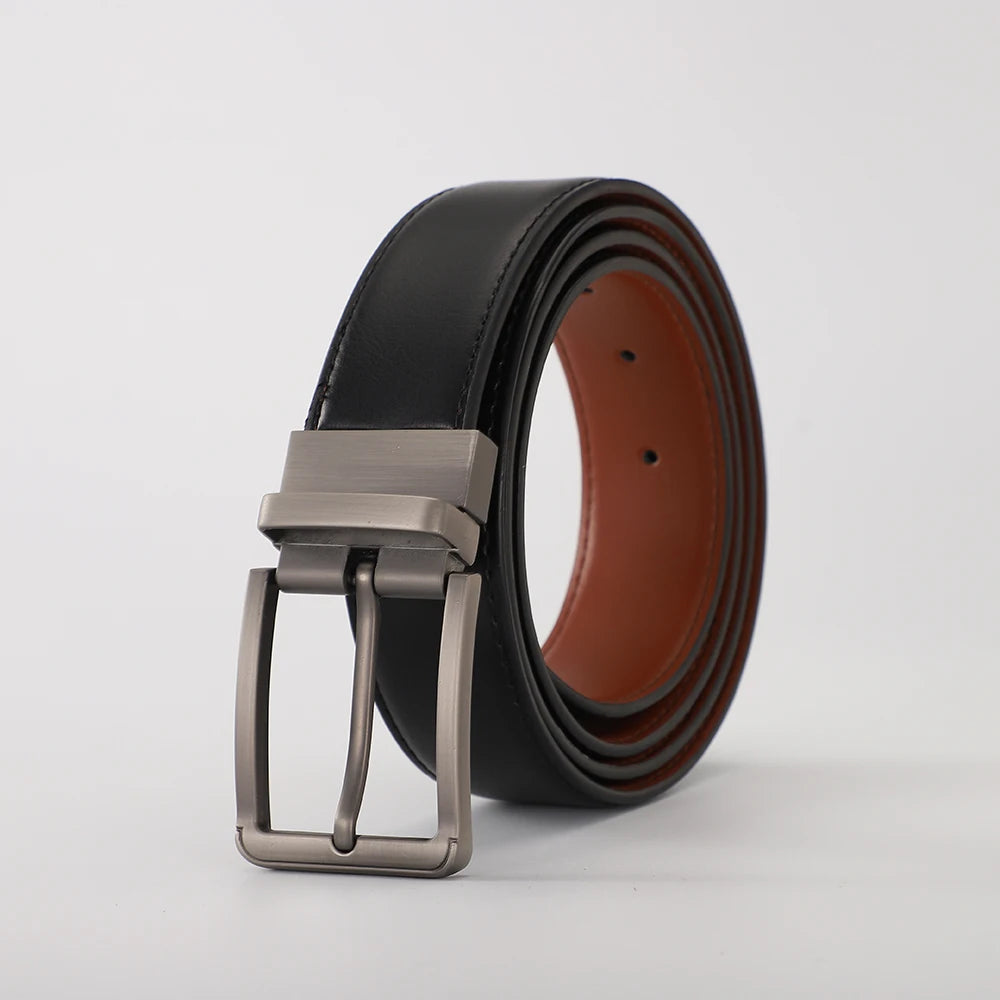 Minimalistic buckle design of the dual-sided belt for a streamlined look.