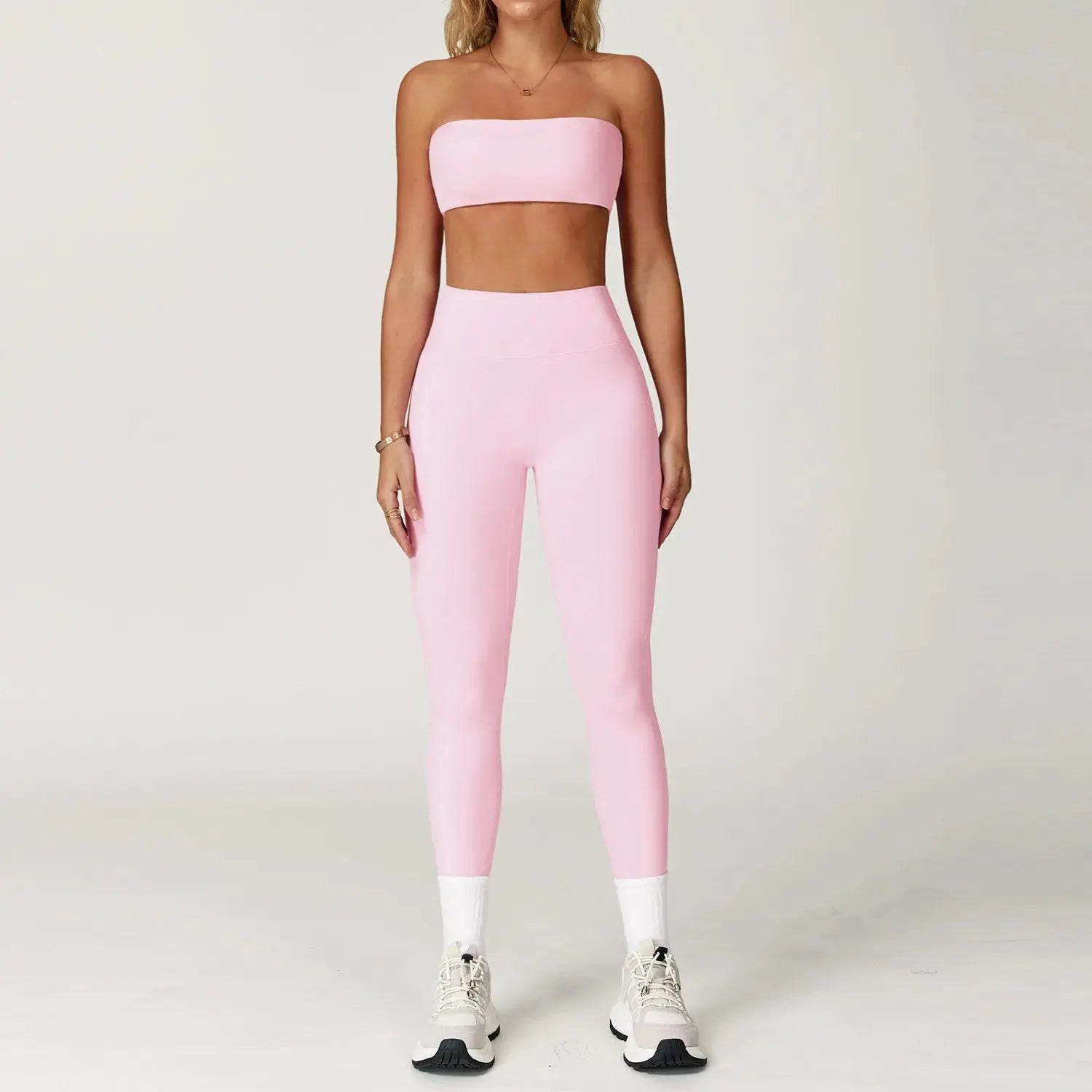 Dynamic woman wearing the Seamless Comfort set, showcasing flexibility during a workout.