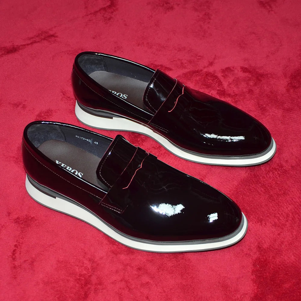 Elegant slip-on loafers with discreet height-enhancing heel