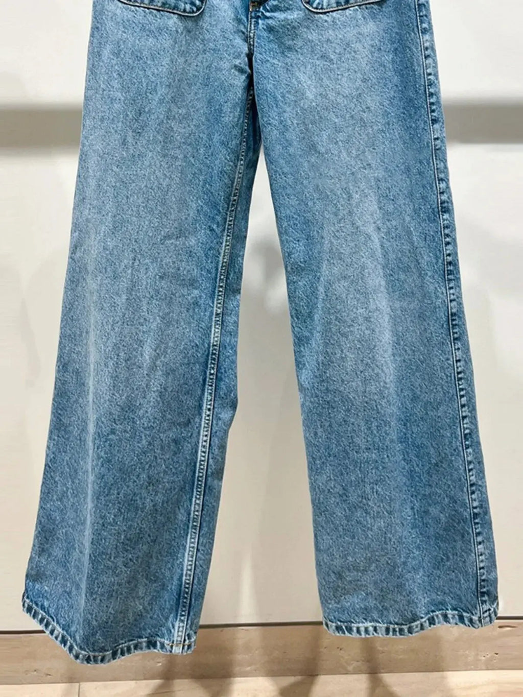 Stylish women's jeans designed for versatility and everyday comfort.