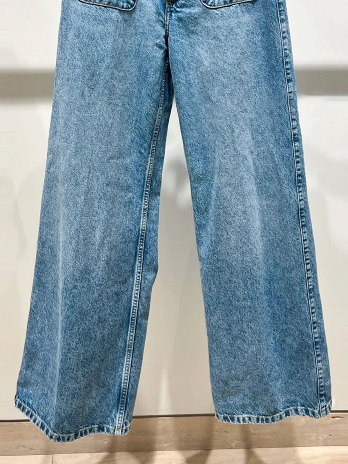 Stylish women's jeans designed for versatility and everyday comfort.