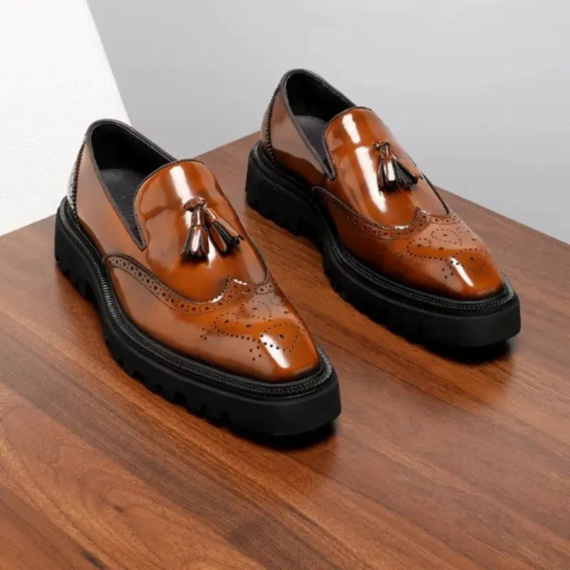 Elegant brown tassel loafers made from premium cow leather.
