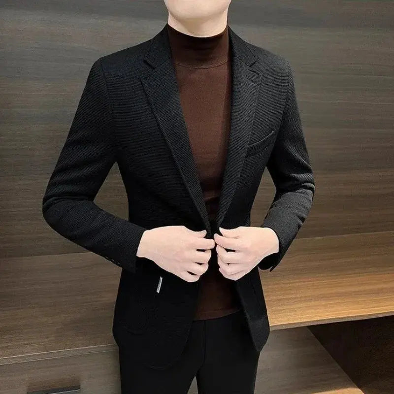 Single-breasted design of the tailored spring blazer, highlighting its modern cut and structured fit.