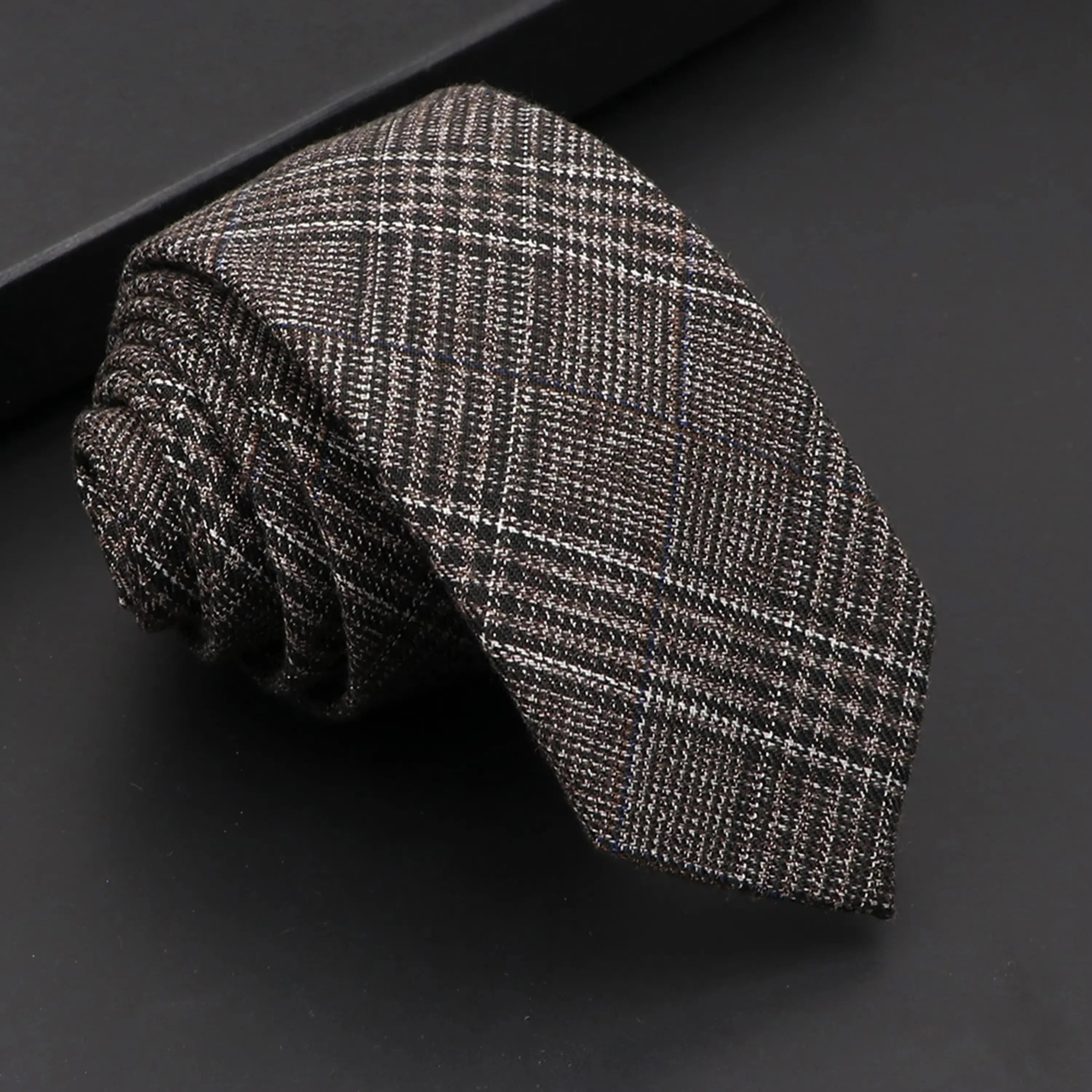 Versatile black necktie, suitable for weddings and formal events.