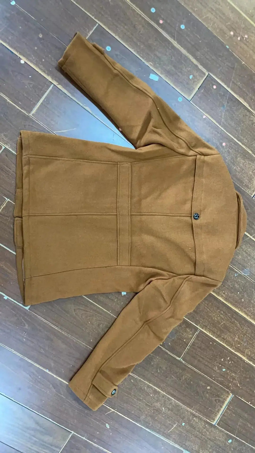 Single-breasted design of the cashmere blend coat, perfect for business attire.