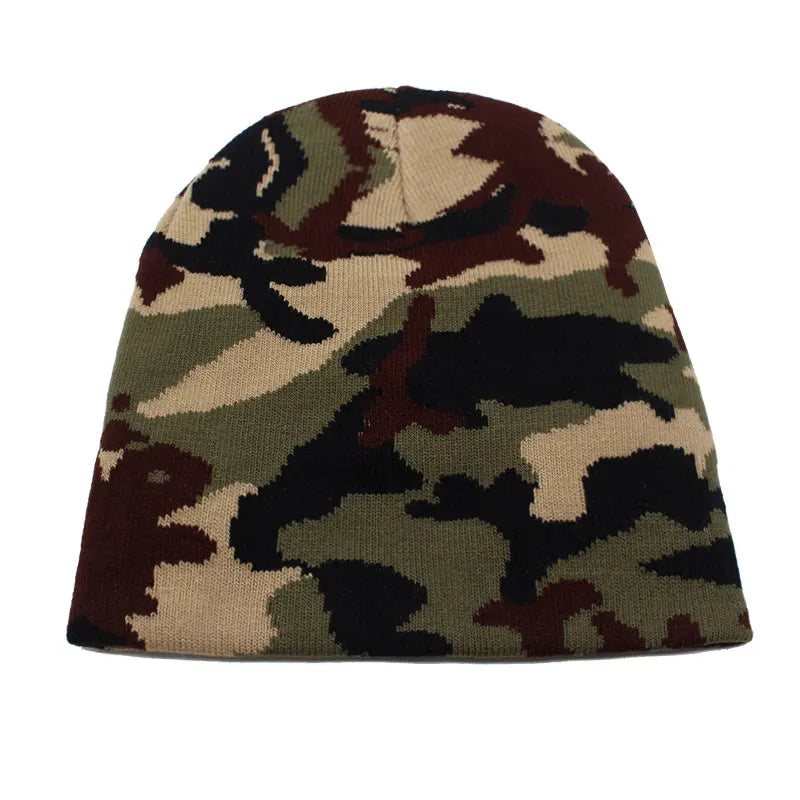 Dynamic camouflage pattern on a warm beanie, ideal for camping and hiking.