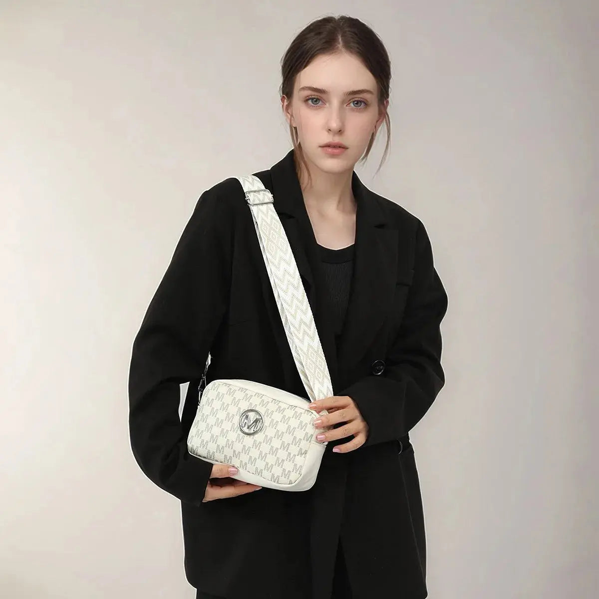 Versatile handbag in high-quality PU, perfect for professional or casual outfits.