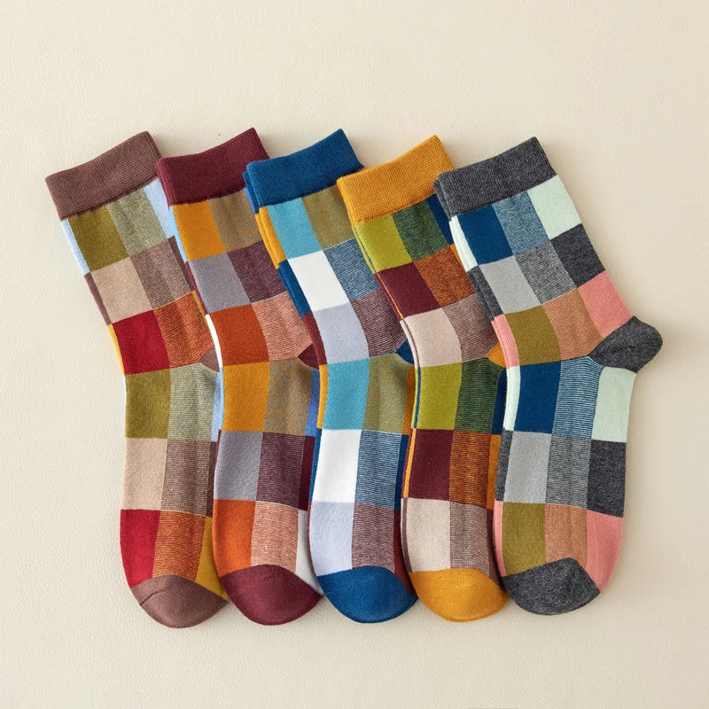Vibrant patterned socks in colorful stripes, made from organic cotton and elastane.