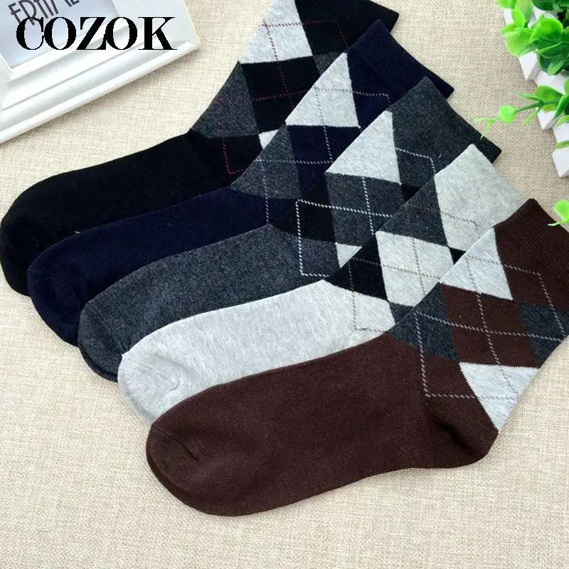 Durable men's socks made from premium cotton and elastane blend.