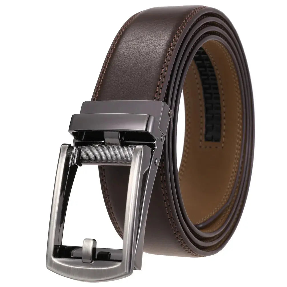 Versatile black leather belt, ideal for everyday elegant style.
