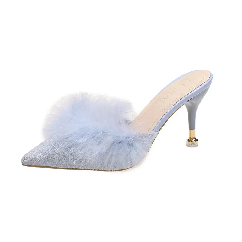 Mules in soft fur with a glamorous touch, ideal for both day and night events.