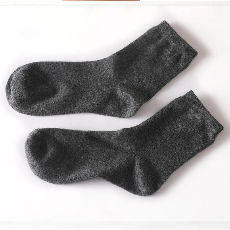 Seamless design of cashmere socks, ideal for sensitive skin and all-day wear.