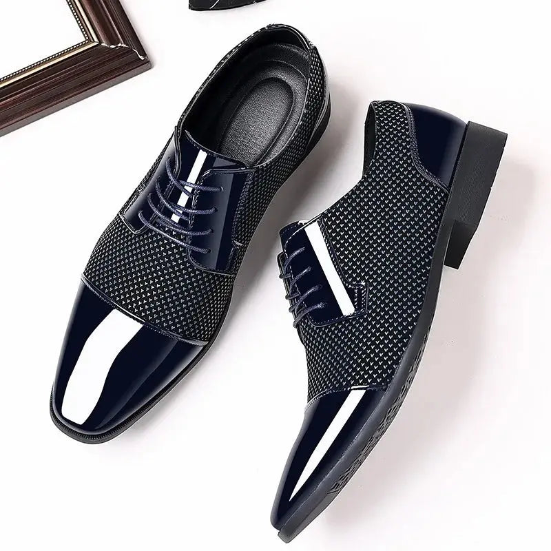 Black Oxford shoes with a polished finish, ideal for discerning gentlemen.