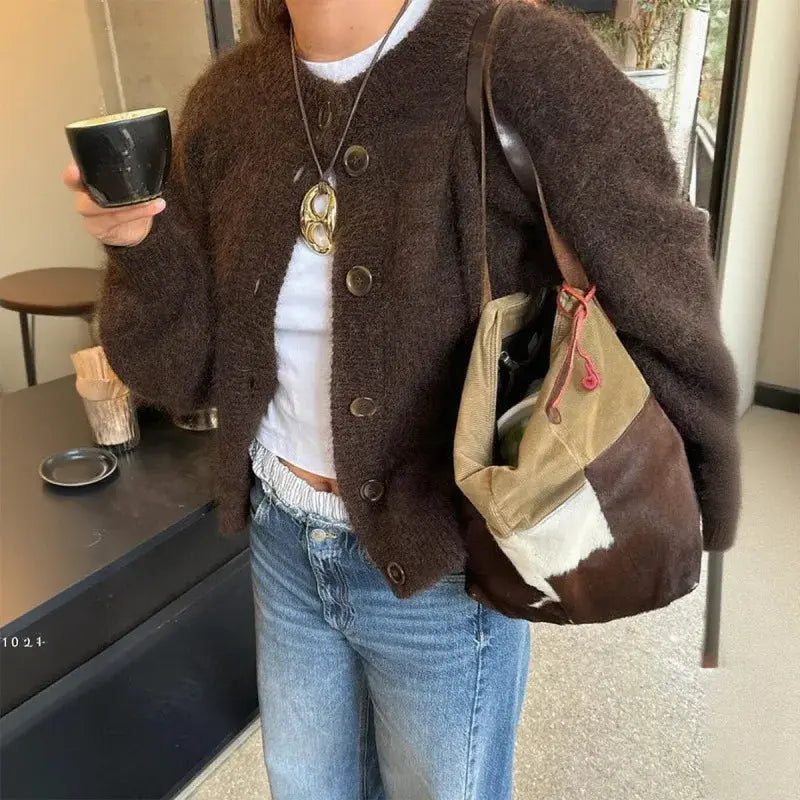 Versatile cardigan in earthy tones, combining comfort and elegance for seasonal wear.