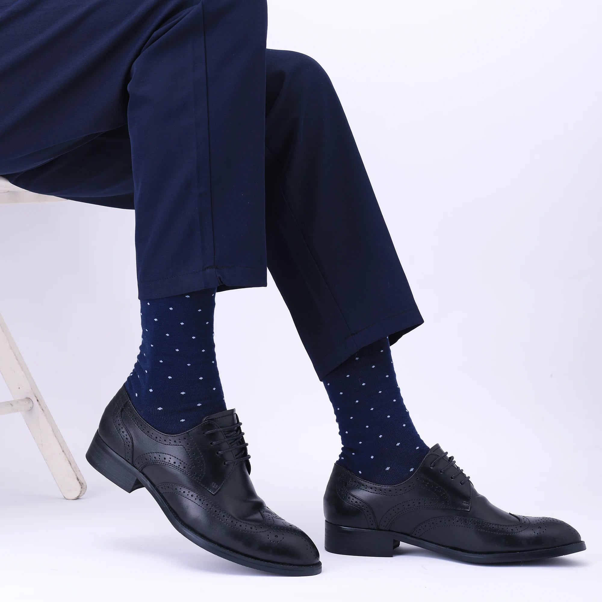 Durable crew socks featuring timeless argyle patterns for stylish gentlemen.