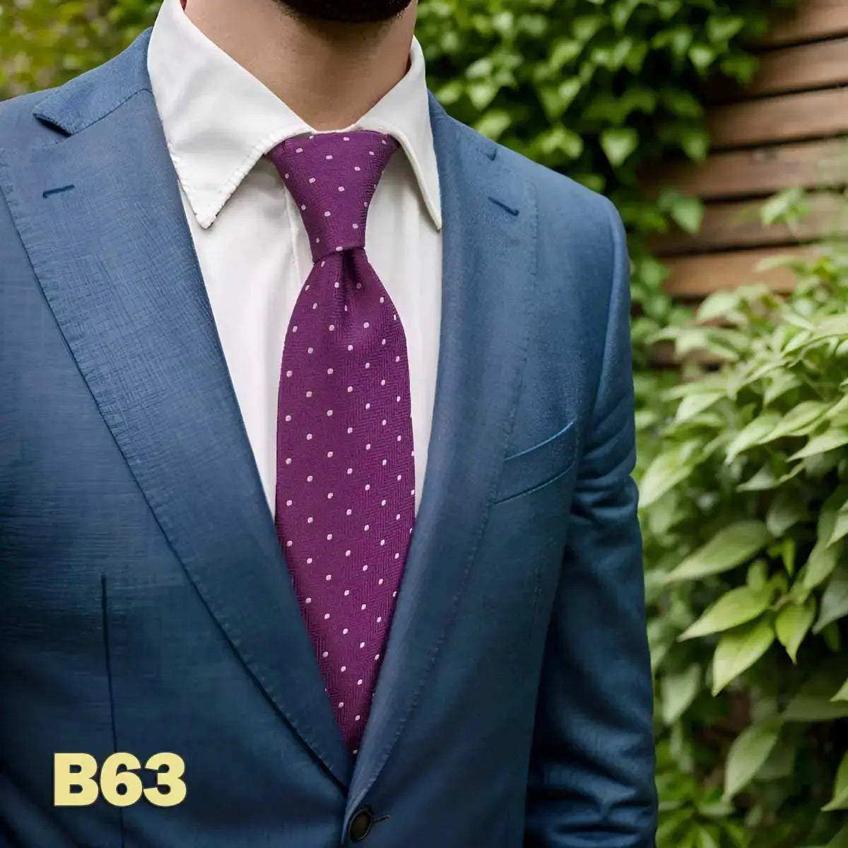 Elegant navy tie with sharp jacquard weave, perfect for formal events.