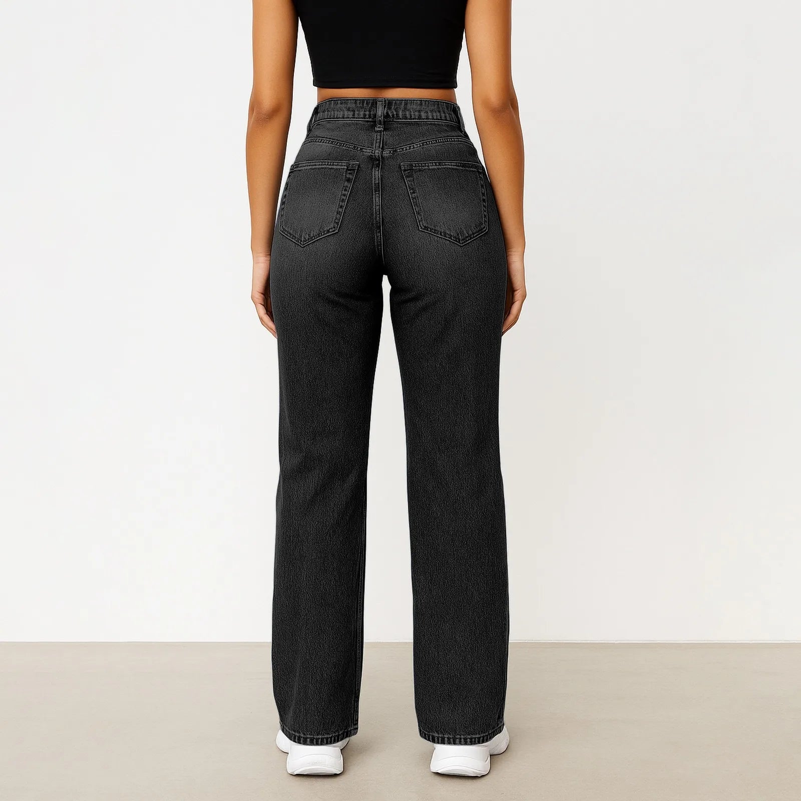 Practical pockets on stylish women's high-waisted jeans in breathable fabric.