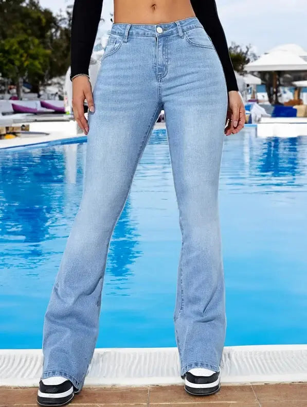 Detail of the secure zipper fly on wide-leg jeans, ensuring a snug fit all day.