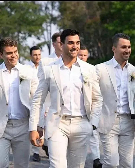 Men's linen suit with single-breasted closure, ideal for coastal celebrations.