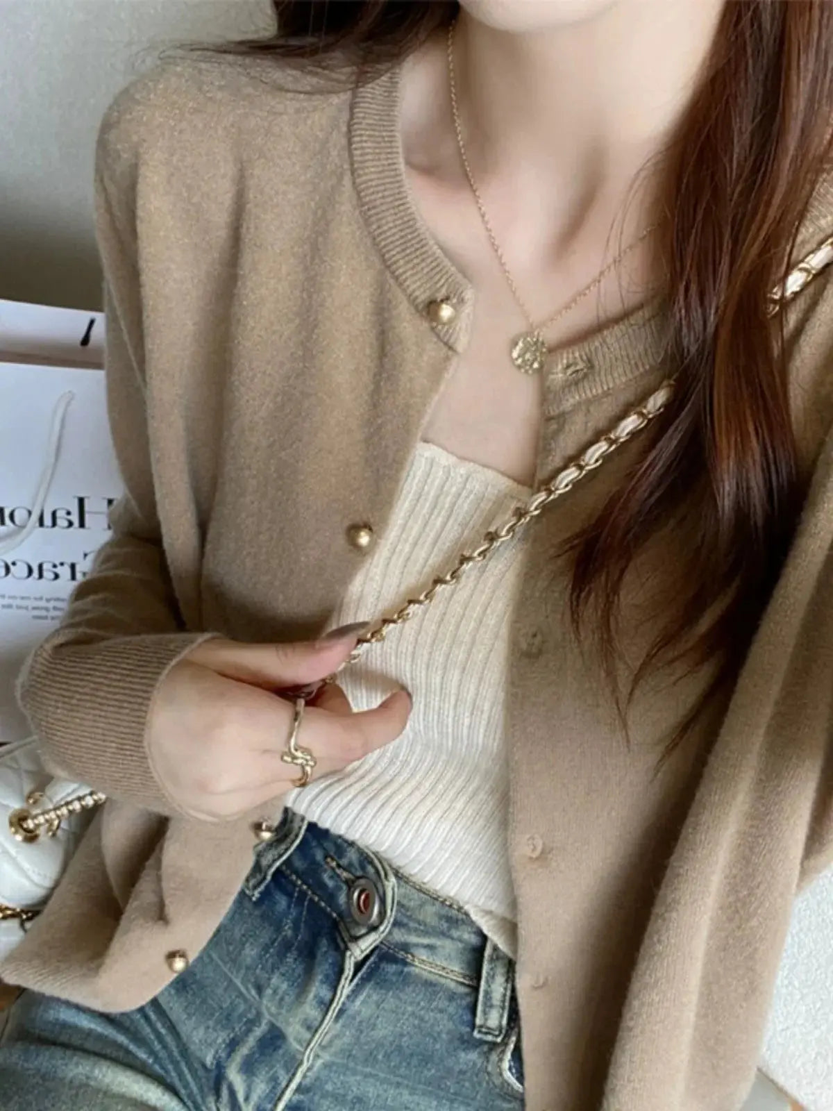 Single-breasted cardigan in light gray, ideal for casual coffee dates.