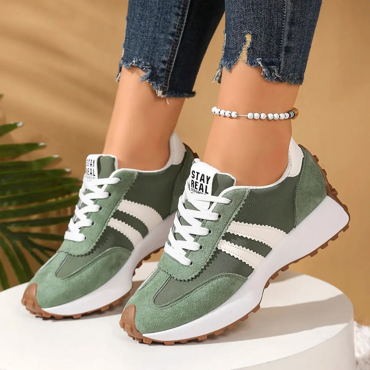 Elegant grey sneakers featuring a feather-light design to reduce foot fatigue.