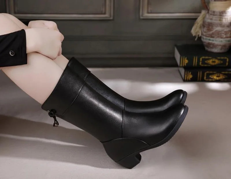 Warm plush-lined boots in brown leather with practical side zipper detail