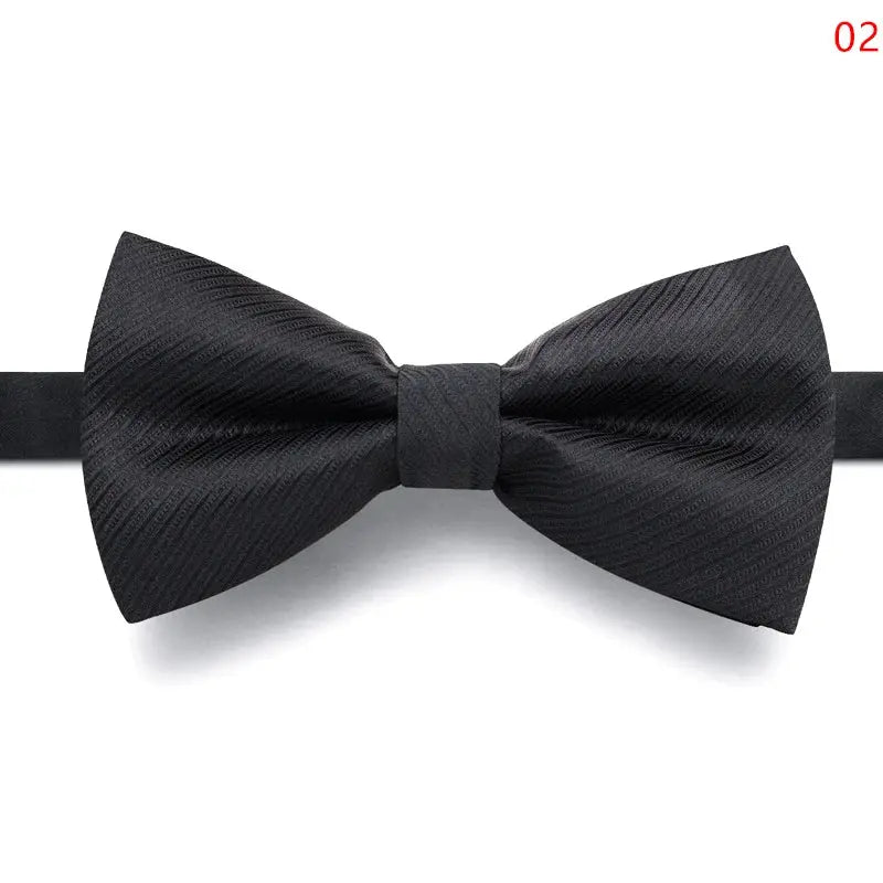 Black bow tie with a smooth texture, ideal for corporate events and meetings.