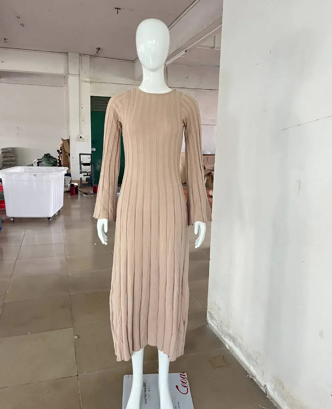 Luxury fashion piece: backless knitted dress in white, ideal for spring evenings.