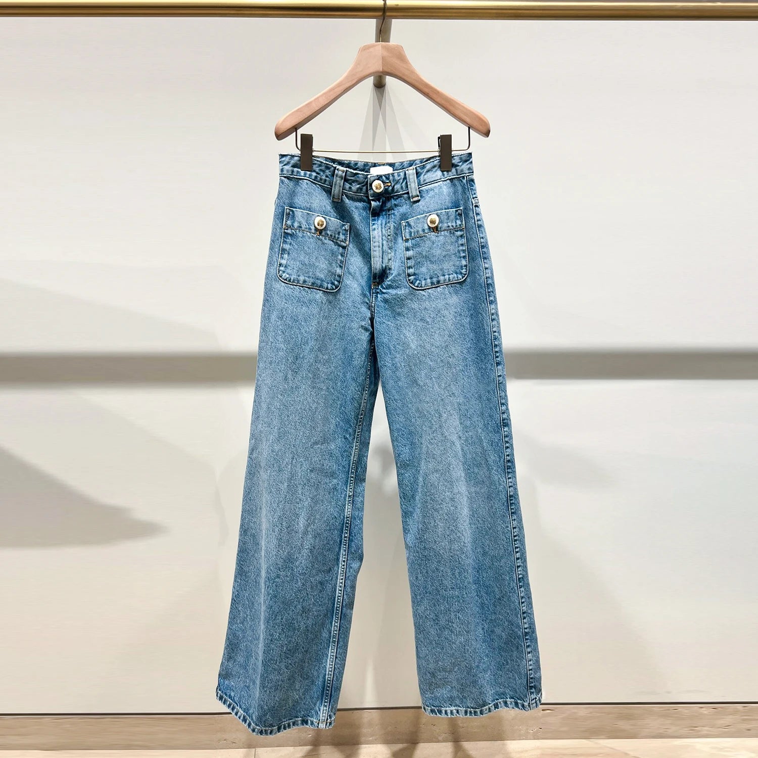 Contemporary blue jeans ideal for pairing with crop tops or tucked-in tees.